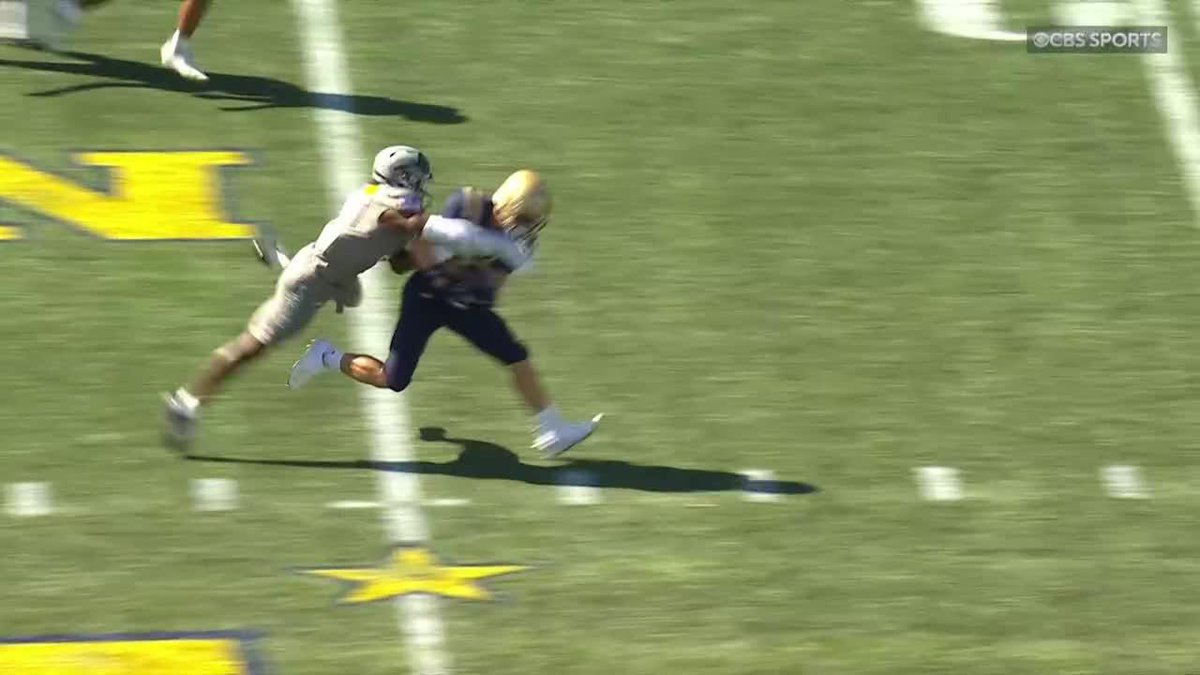What a catch by Eli Heidenreich! 😲 Navy Football
