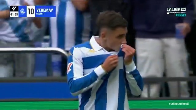👀 Le mira toda Europa. ❤️ Él se dedica a 𝙗𝙚𝙨𝙖𝙧 el escudo de su RC Deportivo. La 𝘽𝘼𝙍𝘽𝘼𝙍𝙄𝘿𝘼𝘿 de Yeremay. #LaCasaDelFútbol #LALIGAHYPERMOTION