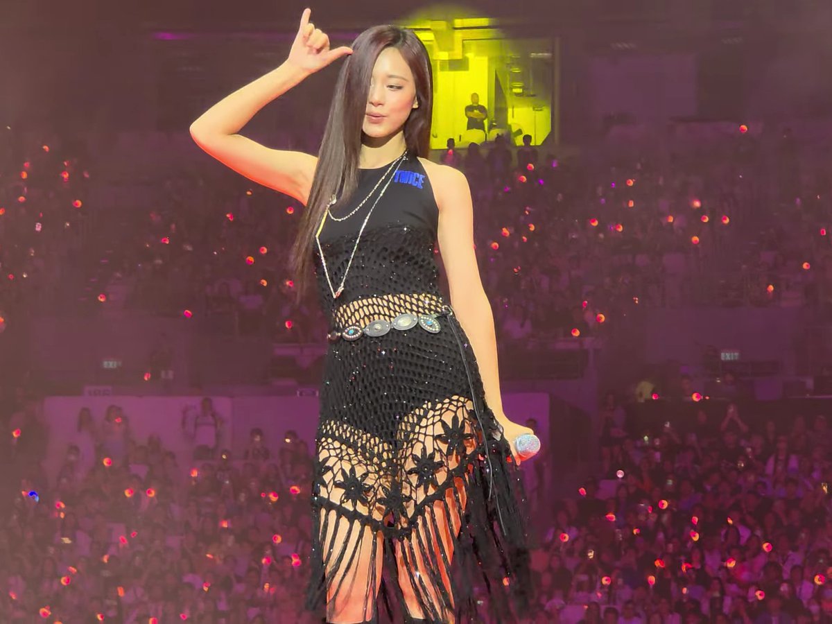 TZUYU WITH THIS MAKEUP STYLE AND ENCORE OUTFIT OMG