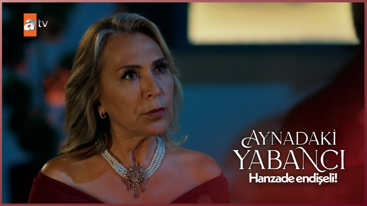 Emirhan kendinden emin tavrıyla, Hanzade’nin endişesini yatıştırıyor… 👀 #AynadakiYabancı atv