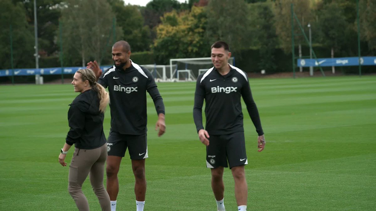 Sky Sports NFL’s Phoebe Schecter has been teaching the Chelsea goalkeepers Rob Sanchez and Gaga Slonina how to play quarterback! 🏈🧤