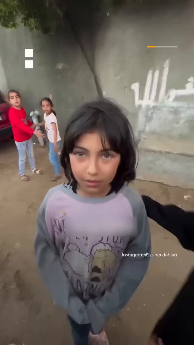بكت لان الصحفي يشبه والدها الشهــ.. ــيد💔