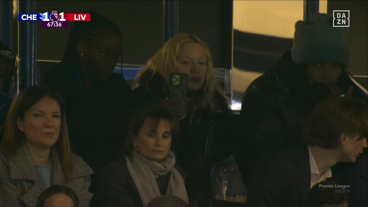 Madonna comiendo palomitas en Stamford Bridge nos representa muchísimo #PremierLeagueDAZN ⚽️🏴󠁧󠁢󠁥󠁮󠁧󠁿