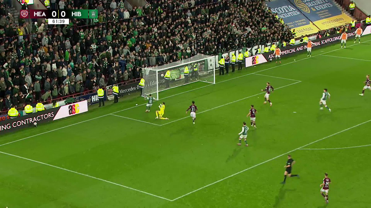 Martin Boyle hits the crossbar! 🤯 Hibernian Football Club go close to breaking the Edinburgh Derby deadlock, but it remains 0-0 ❌ 𝑃𝑟𝑒𝑠𝑒𝑛𝑡𝑒𝑑 𝑏𝑦 SBK | 18+ | 𝑃𝑙𝑒𝑎𝑠𝑒 𝐺𝑎𝑚𝑏𝑙𝑒 𝑅𝑒𝑠𝑝𝑜𝑛𝑠𝑖𝑏𝑙𝑦