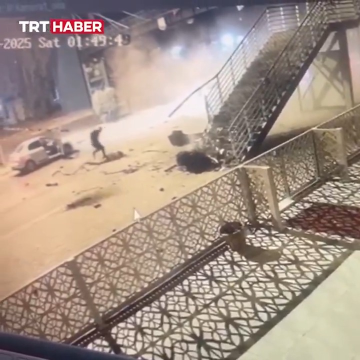 Şanlıurfa'da üst geçidin merdivenlerine çarpan araç, parçalara ayrıldı. Çarpmanın etkisiyle araçtan fırlayan sürücü hayatını kaybetti.