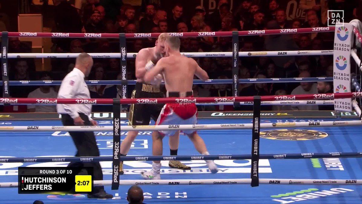 Going back and fourth through 3 🥊👀 #CollinsLorente | Live NOW on DAZN