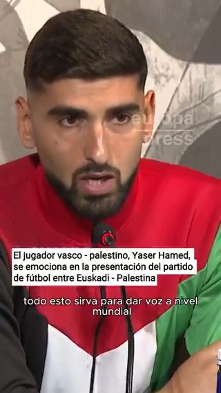 El jugador vasco - palestino Yaser Hamed se emociona en la presentación del partido benéfico que jugarán las selecciones de Euskadi y Palestina en San Mamés
