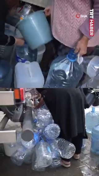 Başkentliler günlerdir suya hasret... Yaklaşık 1 haftadır su kesintisi yaşanan Ankara'da vatandaşlar, çeşme ve tankerlerden aldıkları suyla ihtiyaçlarını gidermeye çalışıyor. 📌"Banyo yapamıyoruz, bir haftadır suyumuz yok. Evlerin içi kokuyor artık."