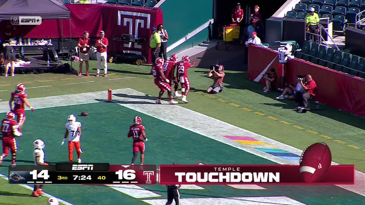 THERE GOES HUNTER SMITH 54 yards to the endzone! #TempleTUFF