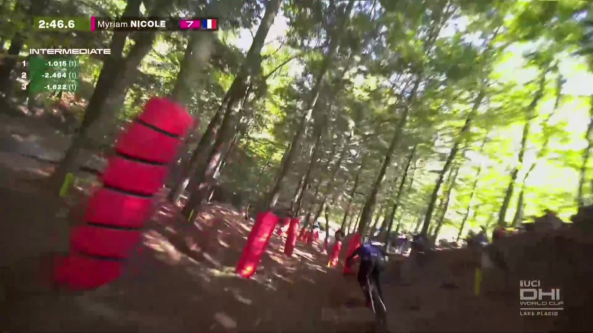 Myriam Nicole décroche son premier podium de la saison en Coupe du monde de descente ! La Française termine deuxième à Lake Placid derrière l'Autrichienne Valentina Holl. #lequipeVTT