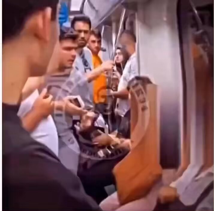 Çarşafa hakaret eden bir çıplakgezen'i metroda paspas eden bu kralı hatırladınız mı ?