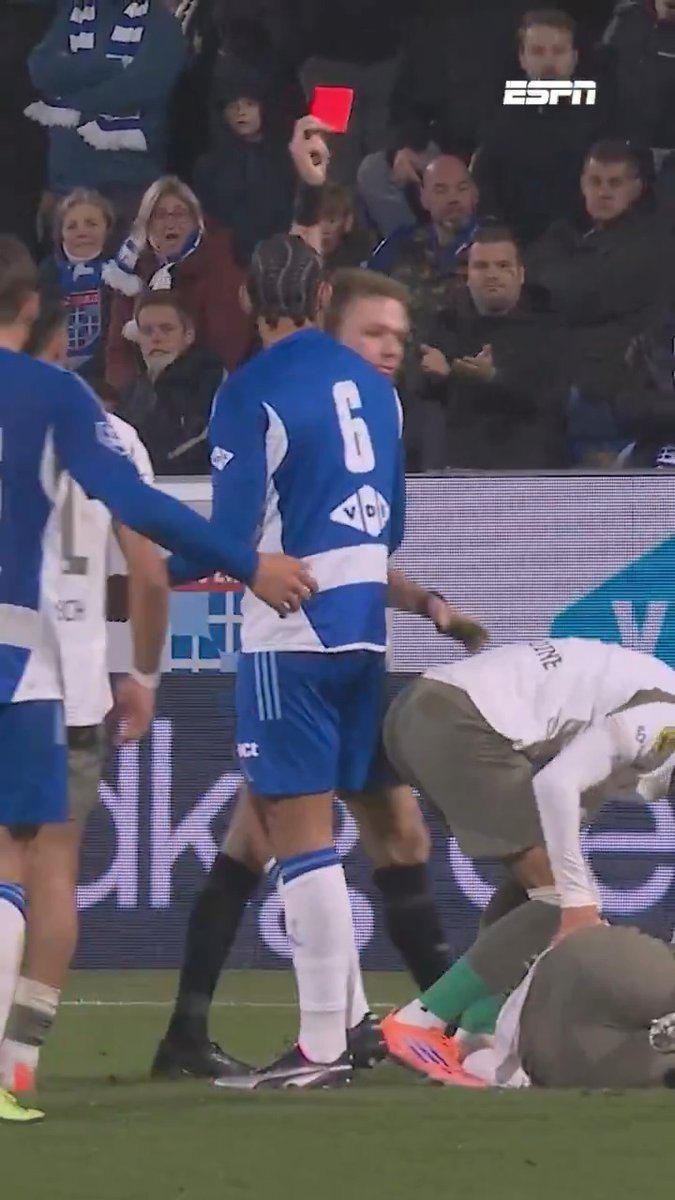 Invaller Tristan Gooijer mag al na 17 minuten gaan douchen 🟥 Terechte beslissing? 👇 #pecpsv