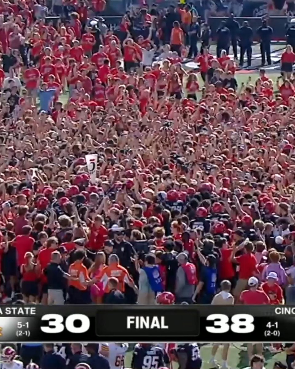 Cincinnati fans stormed the field after the Bearcats took down No. 14 Iowa State‼️