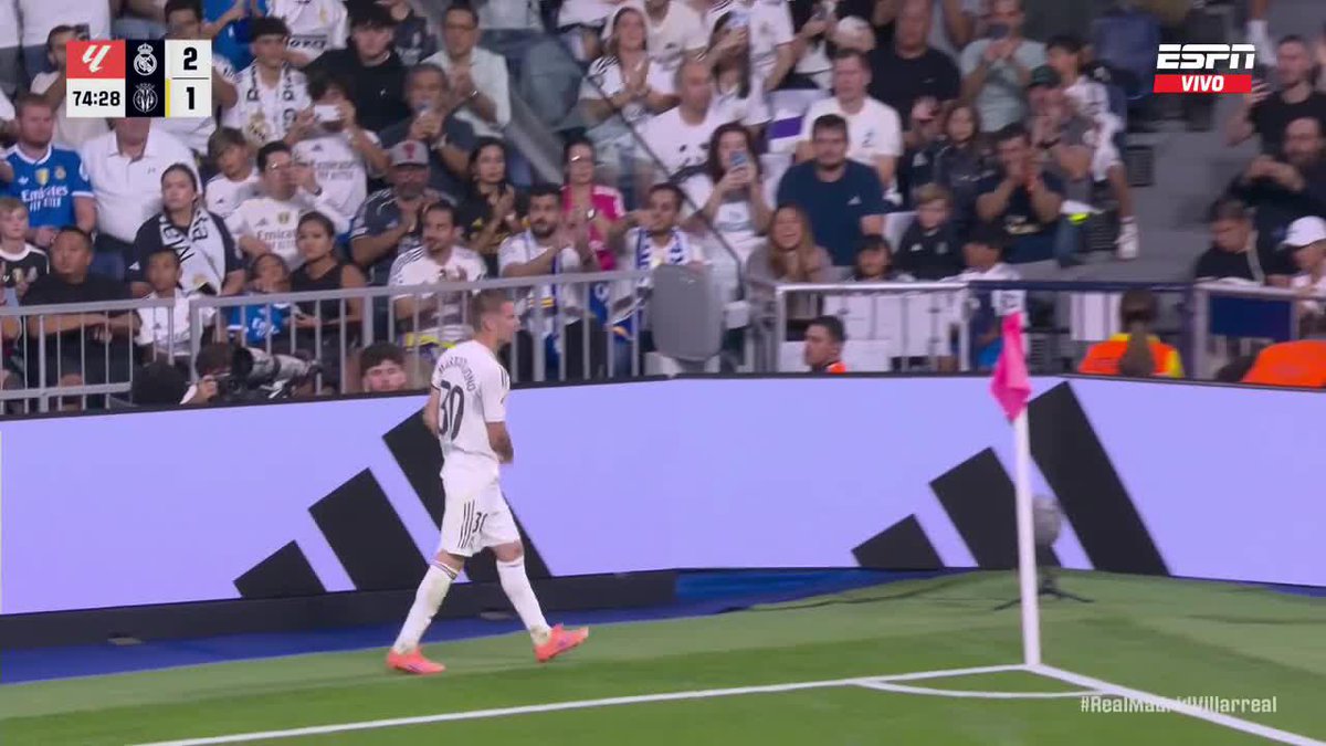 ¡¡LLUVIA DE APLAUSOS PARA MASTANTUONO!! El argentino dejó la cancha en Real Madrid vs. Villarreal y el Santiago Bernabéu le mostró su cariño. 📺 Mirá #LaLiga por #DisneyPlus Plan Premium