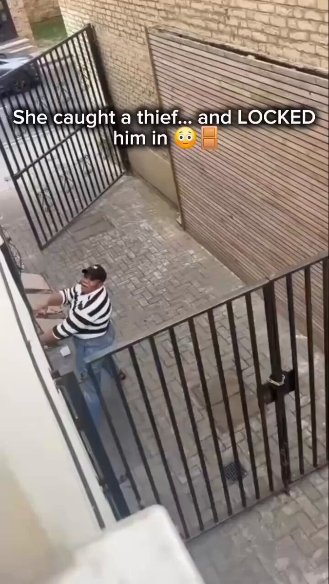 سيدة عادت لبيتها ووجدت بداخله حرامي، فأغلقت عليه الباب بالداخل واحتجزته حتى وصول الشرطة 😂!!