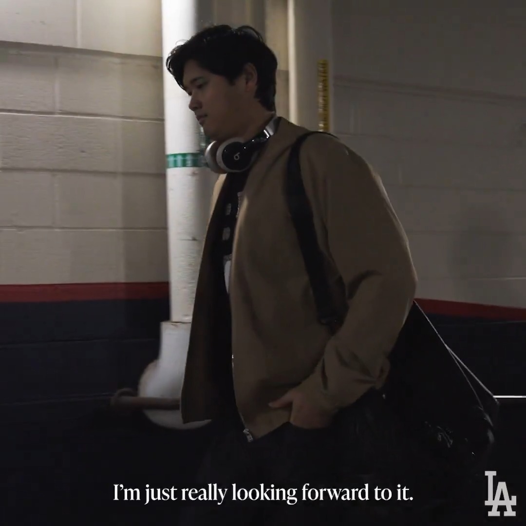 球場入りした際の大谷翔平👀 敵地フィラデルフィアでの登板 ポストシーズンでリードオフマンを務める選手が先発投手で出場するのは史上初 PSで8、9番以外の打順でスタメンに入った先発投手は1918年に『6番投手』で出場したベーブ・ルース以来107年ぶり 🎥Los Angeles Dodgers