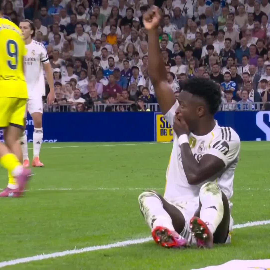 Vini fordert Gelb und bekommt, was er sich wünscht. Genug für einen Platzverweis? #DAZNmoment #LaLiga