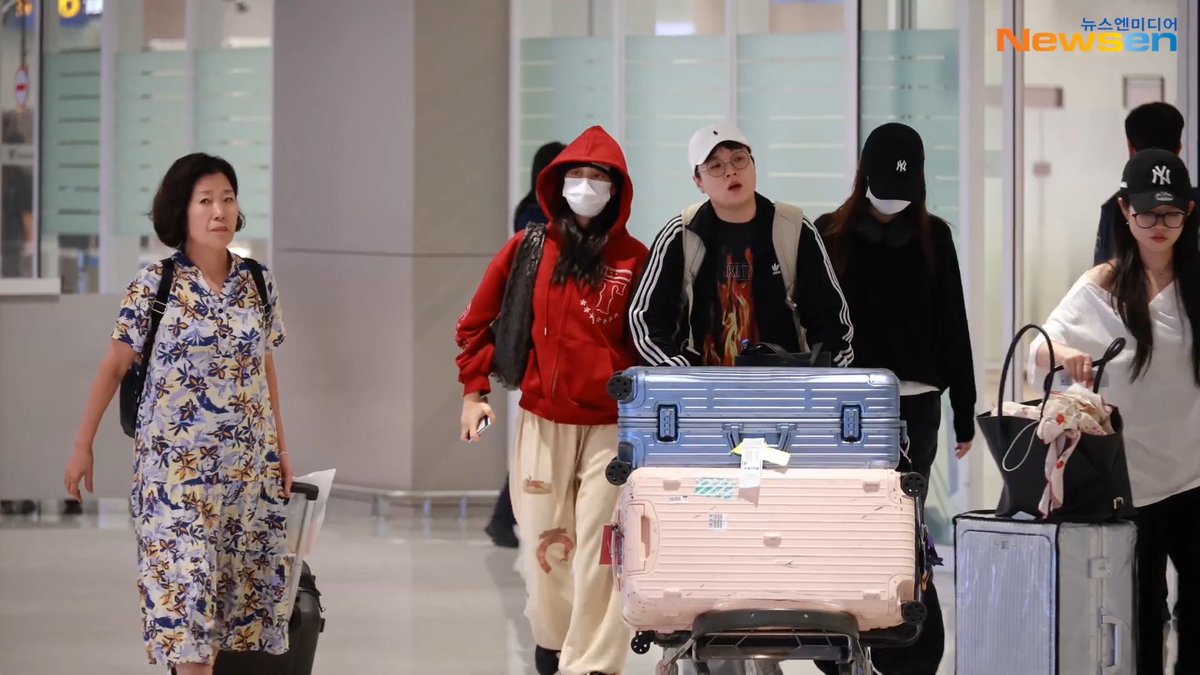 Nayeon and Jihyo have arrived back in Korea from Bulacan, Philippines after the successful show.