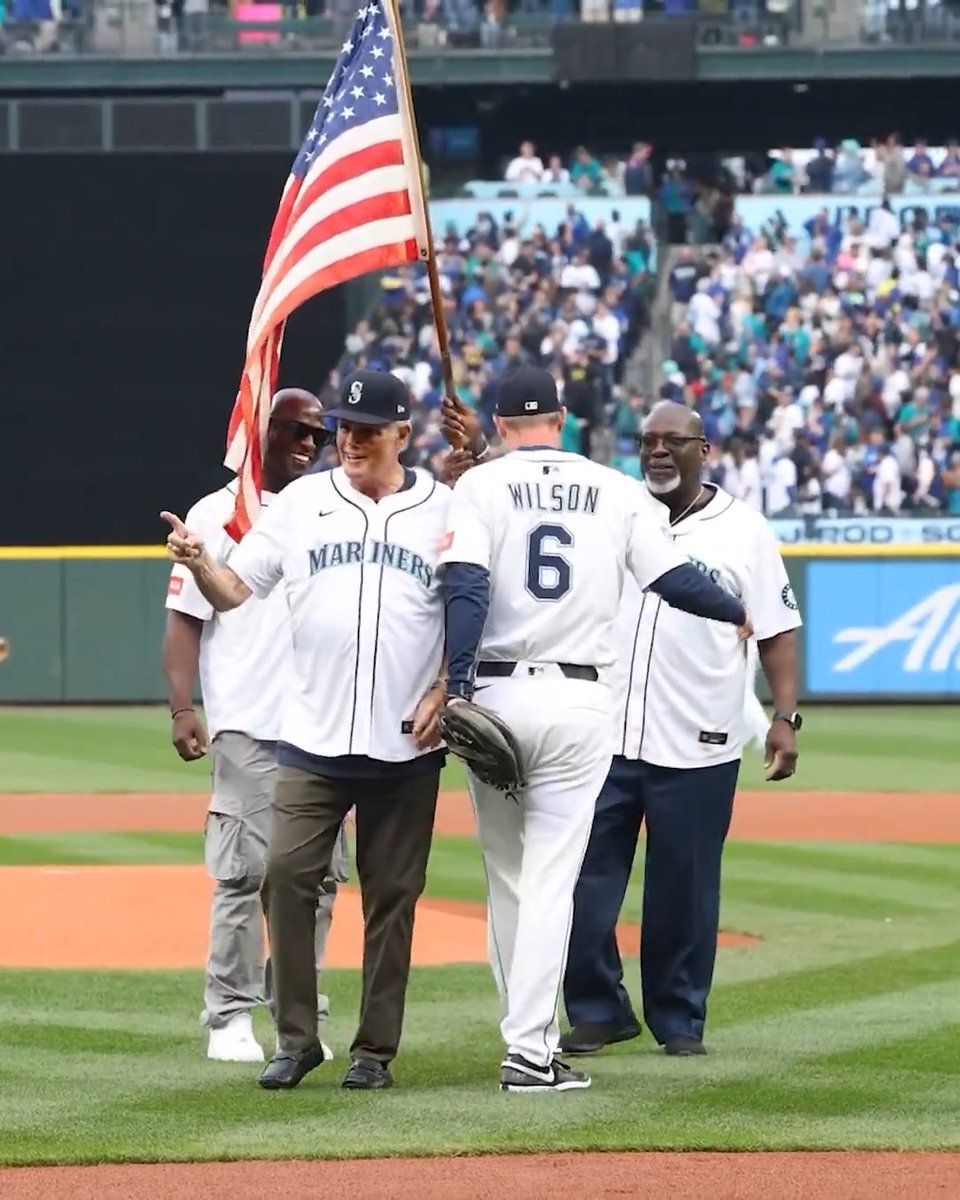Sweet Lou! Lou Piniella, who managed the Seattle Mariners' 116-win 2001 campaign, tossed the ceremonial first pitch tonight at T-Mobile Park!