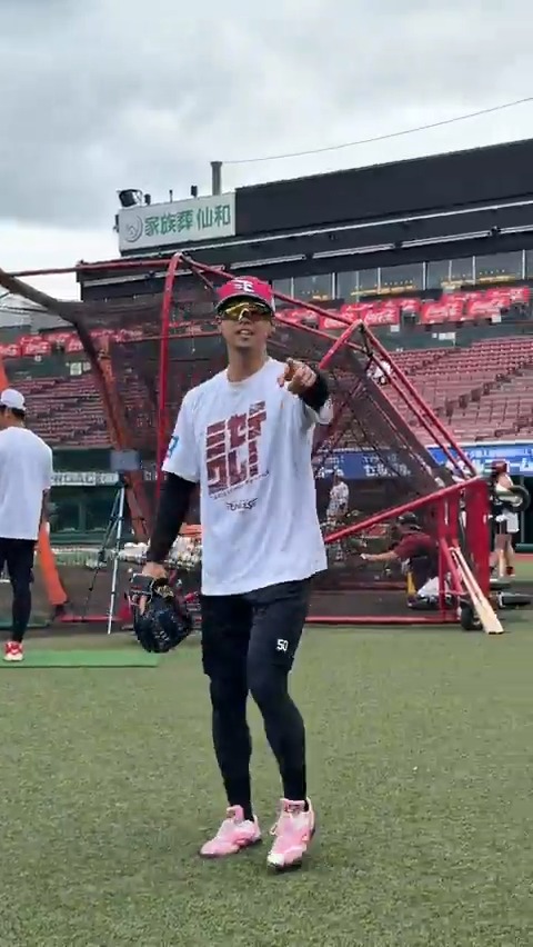 キャッチボール中の #武藤敦貴 選手⚾️ 💬とある投手のモノマネをしています。 さて、誰の真似でしょう🤔 #RakutenEagles #キ!