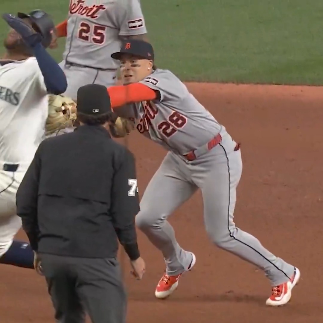 Inventive stuff from Javy Báez to turn the double play!