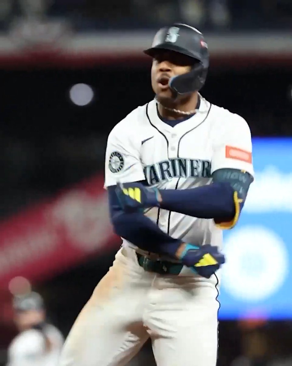 The "JULIO" chants are LOUD in Seattle 🫶 #ALDS
