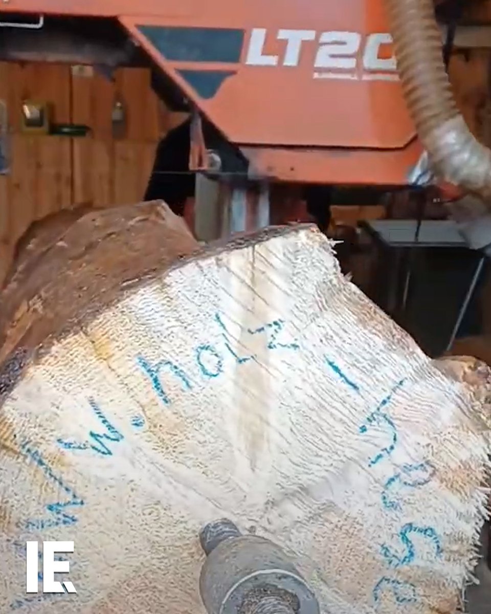 Spiralized logs are increasingly popular at stores like Home Depot. But how do you achieve that effect? If you combine a straight cutting blade and an automatic log-turner, you'll see. 📹: holz_hesener / IG