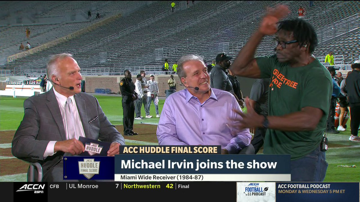 "We come to stop the chop. The chop will stop today." 😤 Michael Irvin joins the ACC Huddle 🙌