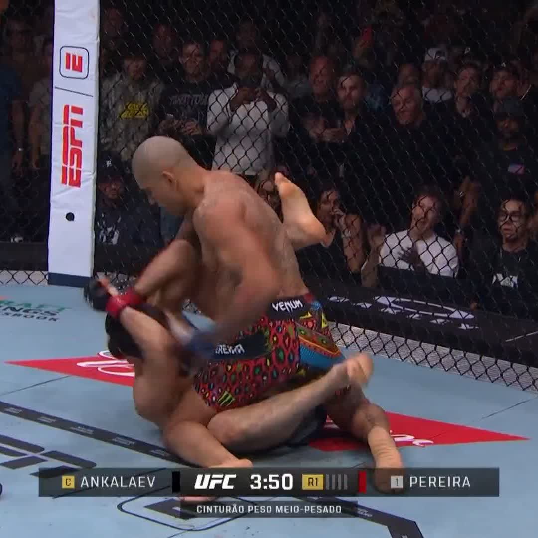 Se liga no momento do nocaute do Alex "Poatan" Pereira no #UFC320! 🔥🏆 [ Assista ao vivo no @UFCFightPassBR | Assine já: