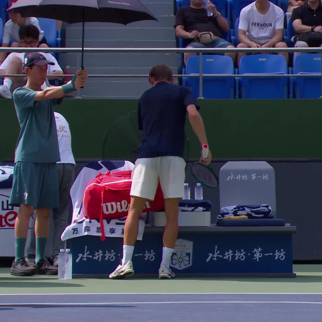 Get well soon David 🙏 After such a strong week Goffin has to retire, sending Diallo through to the round of 16 #RolexShanghaiMasters