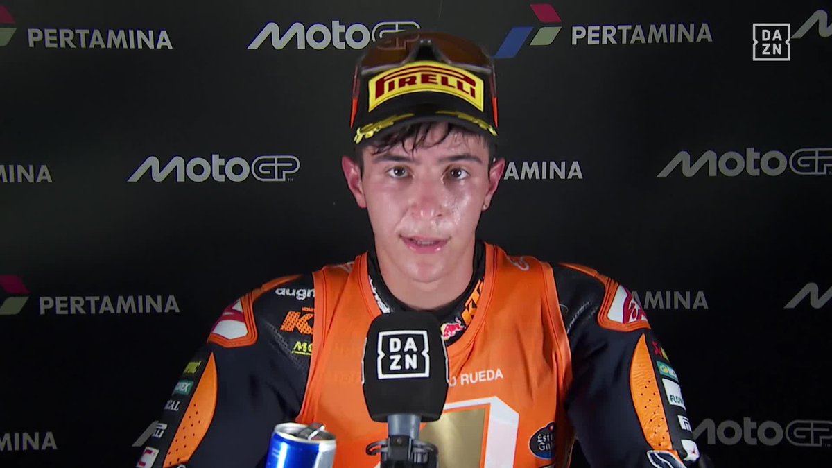 Por esos padres que lo dan todo por sus hijos ❤️ PELOS DE PUNTA con la emoción de Rueda⚡️🏄🏻♂️ acordándose de su familia justo tras ser campeón del mundo de Moto3 🥹 #IndonesianGP 🇮🇩 #MotoGP 🏁