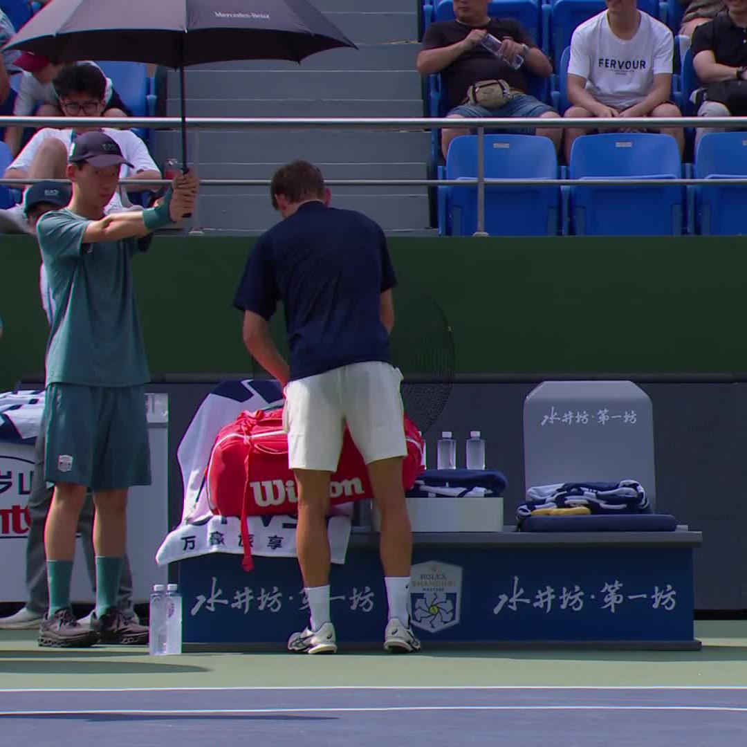 😕 La giornata a Shanghai si apre con una brutta notizia: David Goffin si ritira a metà primo set con Gabriel Diallo in vantaggio per 3-0. Problema ancora non specificato per il belga. Il canadese avanza al quarto turno dove troverà Cerundolo o Bergs!