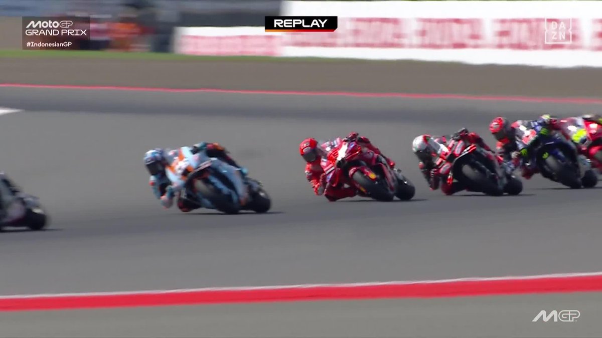 Marco Bezzecchi se traga a Marc Márquez 😱 El campeón del mundo y el hombre de la pole, FUERA EN LA PRIMERA VUELTA 😢 #IndonesianGP 🇮🇩 #MotoGP 🏁