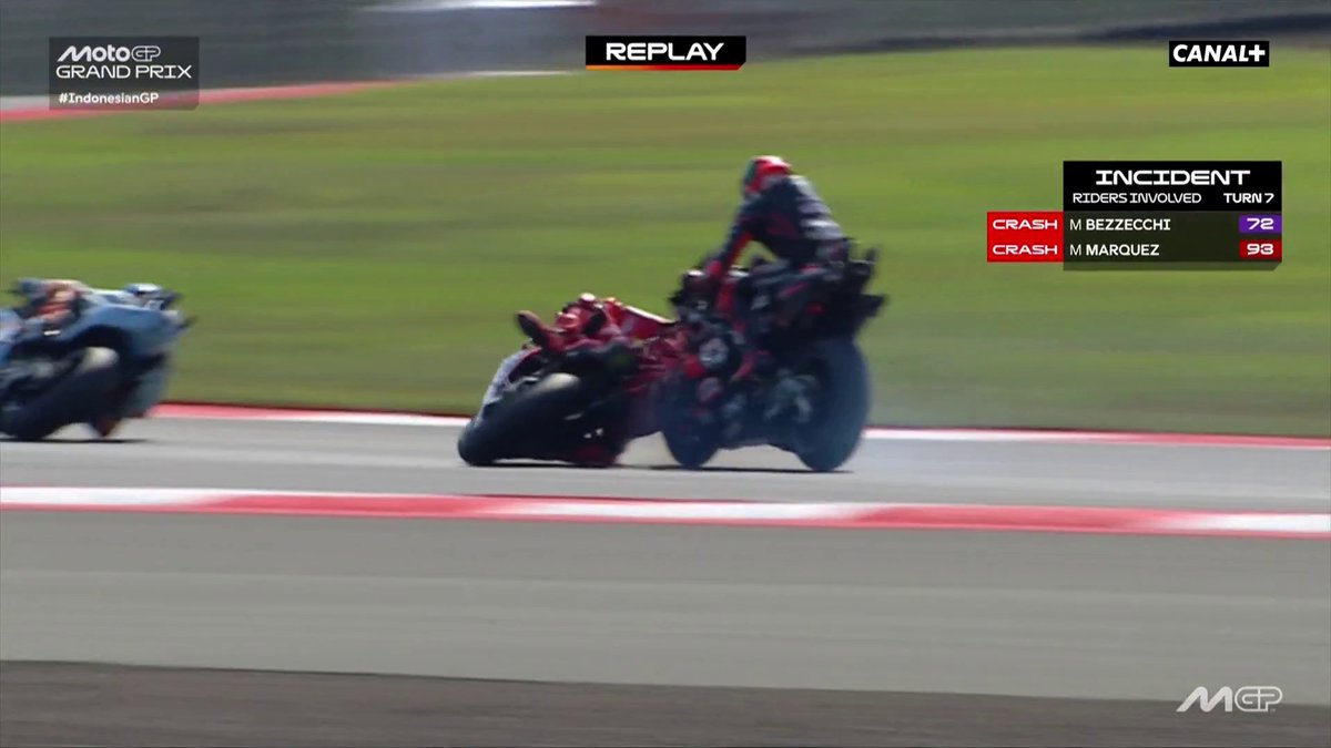 ÉNORME ACCROCHAGE entre Bezzecchi et Marc Márquez au départ du Grand Prix d'Indonésie ! 😱😱 #IndonesianGP | #MotoGP