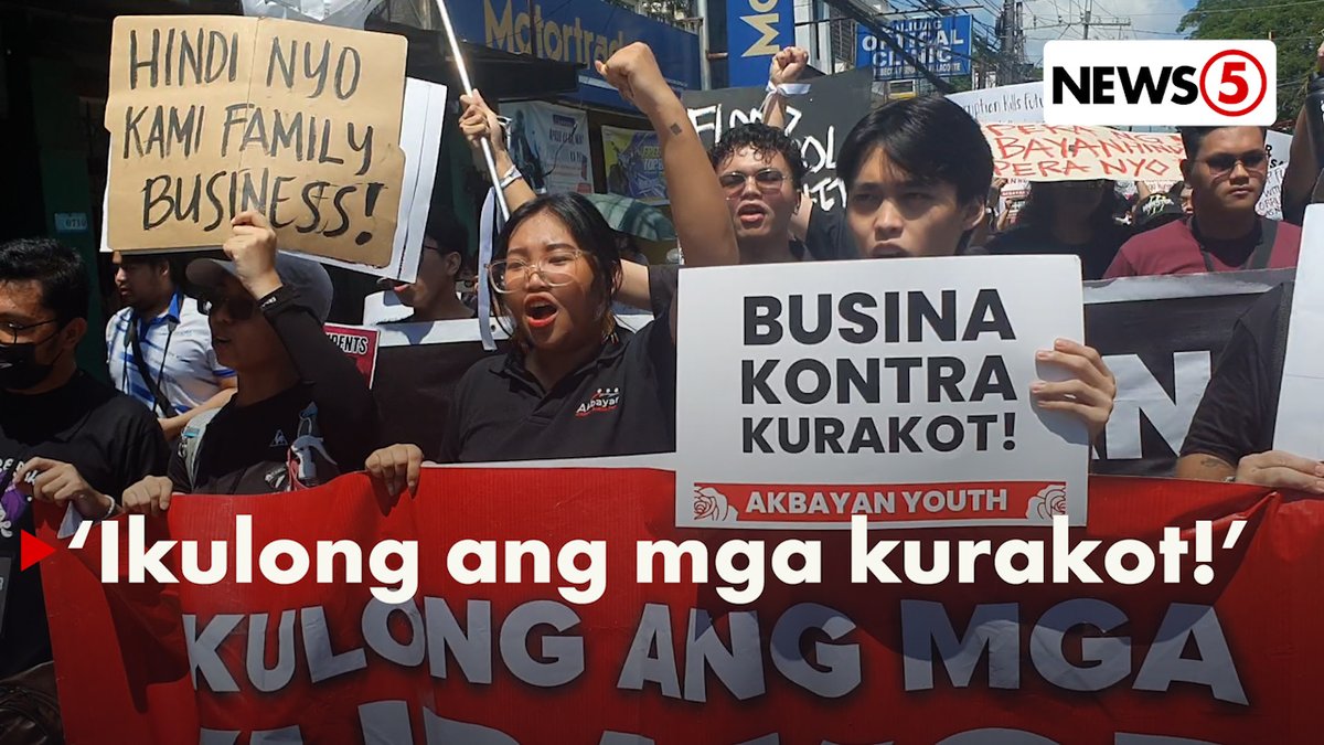 ‘DPWH! KORAP! KORAP! KORAP!’ ‘Yan ang sigaw ng mga nakiisa sa kilos-protesta laban sa korupsyon sa flood control projects sa Baliwag City, Bulacan ngayong Linggo, Oct. 5. Nagsuot ng bonnet at diaper ang ilan sa mga raliyista bilang simbolo ng kanilang pagkondena sa mga “nepo baby." Nagpakita rin ng suporta ang mga dumaraang motorista sa pamamagitan ng pagbusina. Matatandaang sa Brgy. Piel, Baliwag City natuklasan ang umano’y ₱55.7-milyong flood control ghost project na personal pang binisita ni Pangulong Bongbong Marcos. | via Isagani Navarro