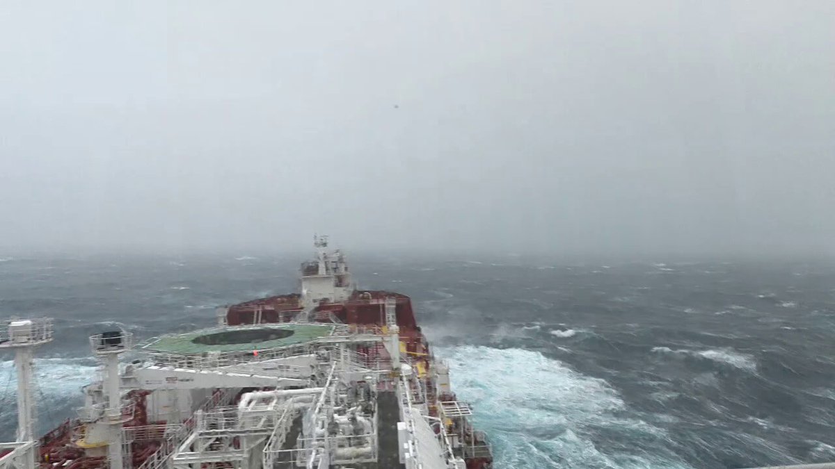 Man skall inte rop hej innan man hoppat över bäckenet..... På västra sidan om Amy fick vi friskare vind än man är van vid, så även idag är det guppigt ombord på Maran Wind