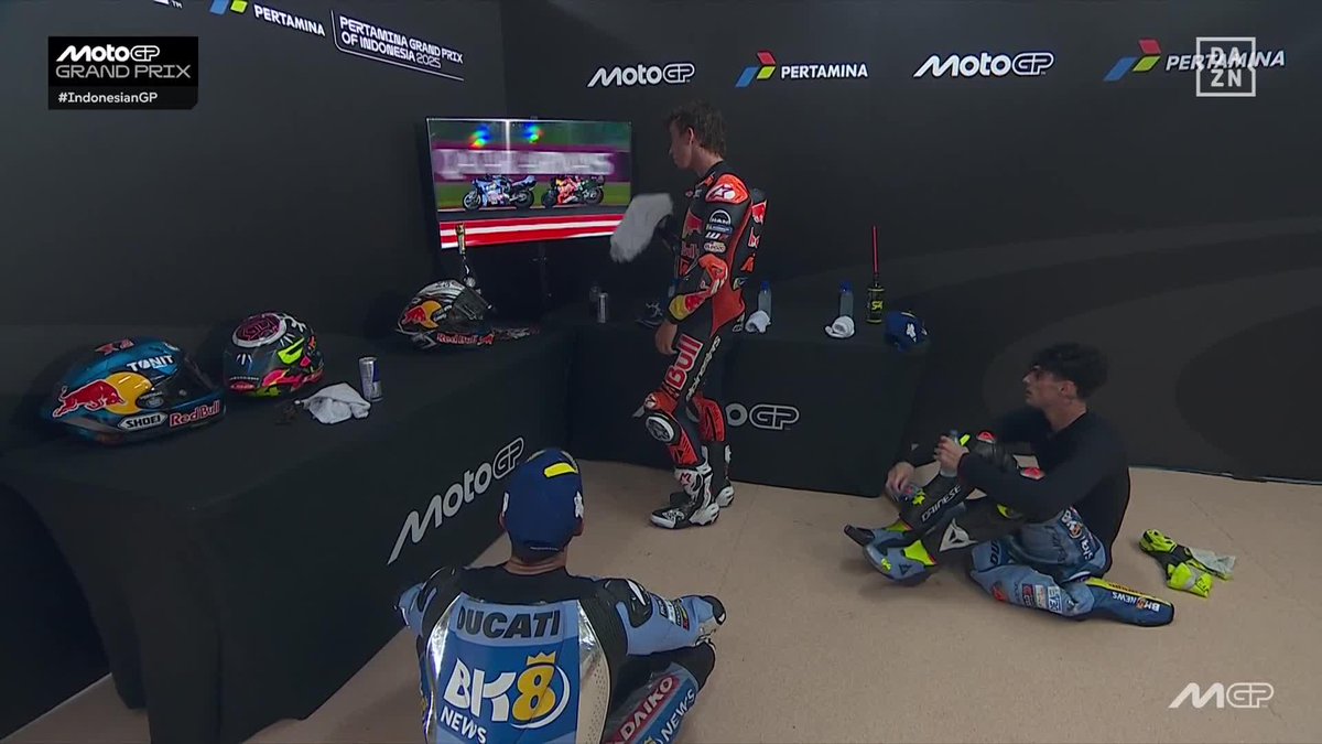 ¡ESTO ES ORO PURO! ¡PODRÍAMOS ESTAR DÍAS VIÉNDOLO! 😍 Alex Márquez, Pedro Acosta y Fermín Aldeguer Mengual FLIPANDO comentando la carrera 😬 #IndonesianGP 🇮🇩 #MotoGP 🏁