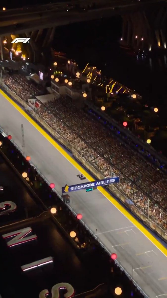 Light mode ➡️ Night mode 🌃 #F1 #SingaporeGP