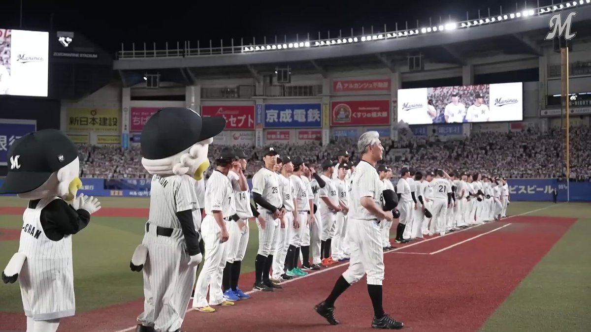 今季限りで退任する #吉井理人 監督へ、選手から花束が贈呈されました。 #chibalotte
