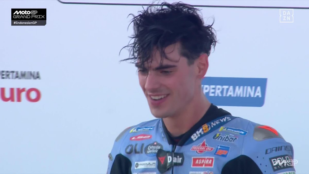Un murciano haciendo sonar el himno de España en un Gran Premio de MotoGP. Esto es historia.