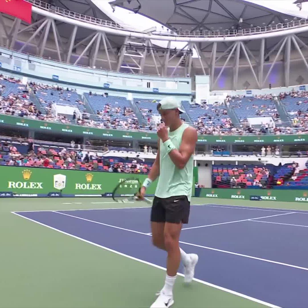 Solid stuff from Rune, who is back into the last 16 in Shanghai.