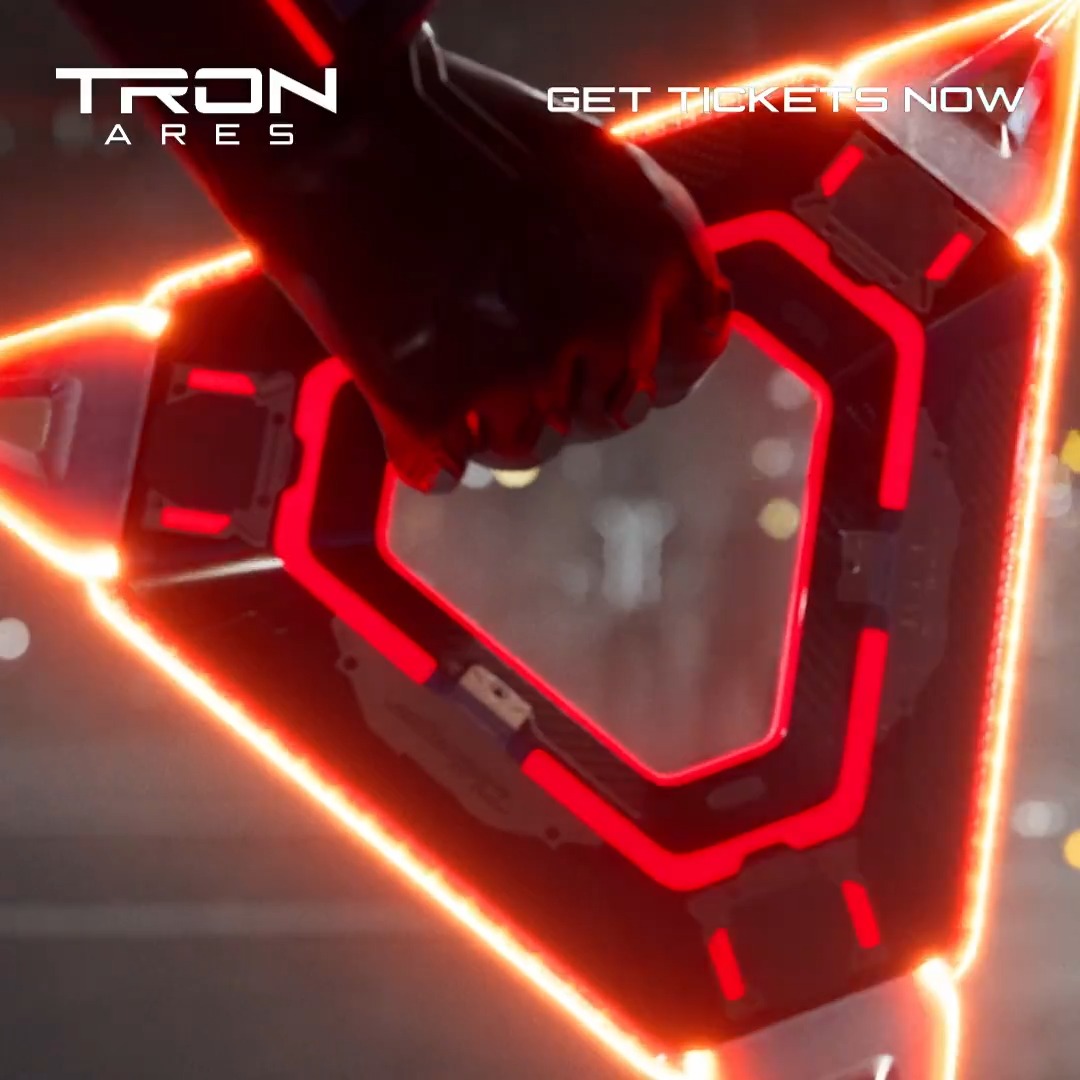 إستعدوا لـ عالم مليء بالأكشن والتشويق في الجزء الثالث من فيلم TRON المُرتقب! 🔥 🚨🚨🚨🚨 بهالمُناسبــة.. 🎁 بنوزع تذاكـر لـ حضور العرض الأول في سنشري كورنر الرياض يوم 7 أكتوبر، كل شخص تذكرتين هدية من VOX Cinemas KSA ڤوكس سينما السعودية 🔴 الشروط: لايك للبوست.