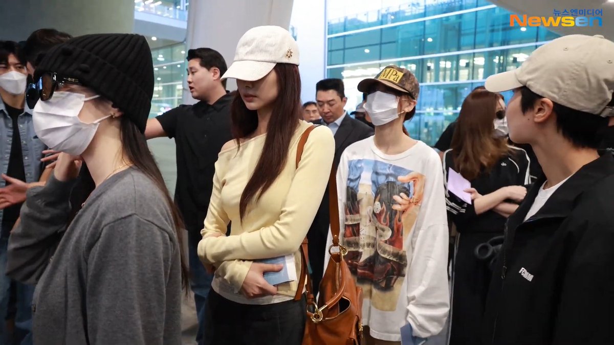 TWICE has arrived back in Korea from Bulacan, Philippines after the successful show. Nayeon and Jihyo returned together earlier than the other members.