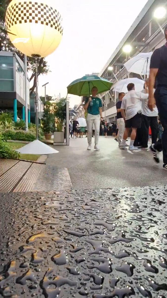 A little bit of rain will spice things up! 👀 #F1 #SingaporeGP