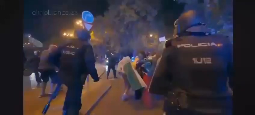 🔴🔴|| لمن يرون في #إسبانيا 🇪🇸 منارة الحرية، هاكم 👇 لمحة عن رد فعل الأمن الإسباني في الدفاع عن ما يسمونه "النظام العام". يوم السبت، 4 أكتوبر، خرج أكثر من 170 ألف متظاهر في شوارع #مدريد، #فالنسيا، و #برشلونة، يهتفون تضامنا مع #فلسطين ويستنكرون اعتقال ركاب أسطول "الصمود" المتجه إلى غزة. هذه المسيرات السلمية، التي حملت صوت الضمير الإنساني، قوبلت بقمع عنيف يكشف تناقضا فاضحا مع الشعارات البراقة. هل السيد #عبد_اللطيف_حموشي، من مكتبه في المغرب، هو من أصدر الأوامر للشرطة الإسبانية لقمع المتظاهرين بشكل عنيف؟! الفيديوهات المتداولة تضيف إلى المشهد طابعا ساخرا: مواجهات حامية في مدريد، حيث لم ترحم الشرطة أحدا، وفي برشلونة استخدمت رذاذ الفلفل حتى أدمعت عيون الجميع، مع اعتقال ثمانية أشخاص وإصابة عشرين شرطيا في خضم الفوضى. وكأن ذلك لم يكفِ، فقد لجأت الشرطة الإسبانية إلى الهراوات والغاز المسيل للدموع، بل وحتى الرصاص التحذيري، لتفريق مظاهرات كانت في جوهرها سلمية. يا للديمقراطية التي تُرصَع بالهراوات وتُعطَّر بالغاز! وهنا يبرز السؤال بسخرية لاذعة: هل هذه هي الحرية التي يُتغنى بها؟ أم أن الحفاظ على النظام العام أولوية مطلقة في كل دول العالم، فلماذا المزايدات على #المغرب وحده؟ ما حدث في إسبانيا يثبت أن القمع يرتدي أقنعة مختلفة، لكنه يبقى قمعا. فلا داعي للإشارة بأصابع الاتهام إلى #المغرب، بينما تكشف إسبانيا عن وجهها الحقيقي في شوارعها. إسبانيا، مدريد، برشلونة، فالنسيا، فلسطين: الكل يرى، والحقيقة واضحة. #genz212