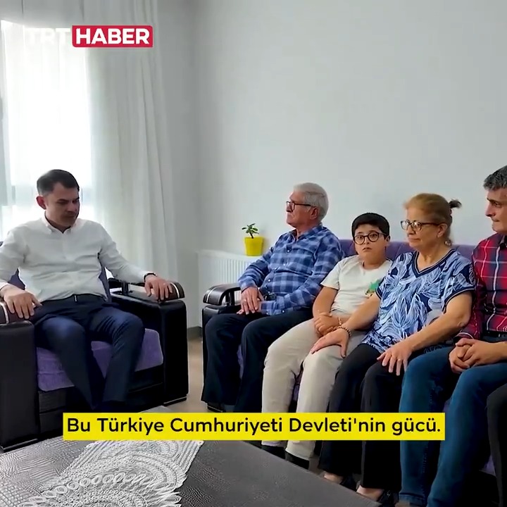 Hatay'da asrın felaketinin ardından evlerine kavuşan Açıkgöz ailesi, kendilerini ziyaret eden Çevre, Şehircilik ve İklim Değişikliği Bakanı Kurum'a teşekkür etti. 🔹"Evler çok iyi. Yapanların eline, koluna sağlık. Bir dediğimizi iki etmiyorlar."