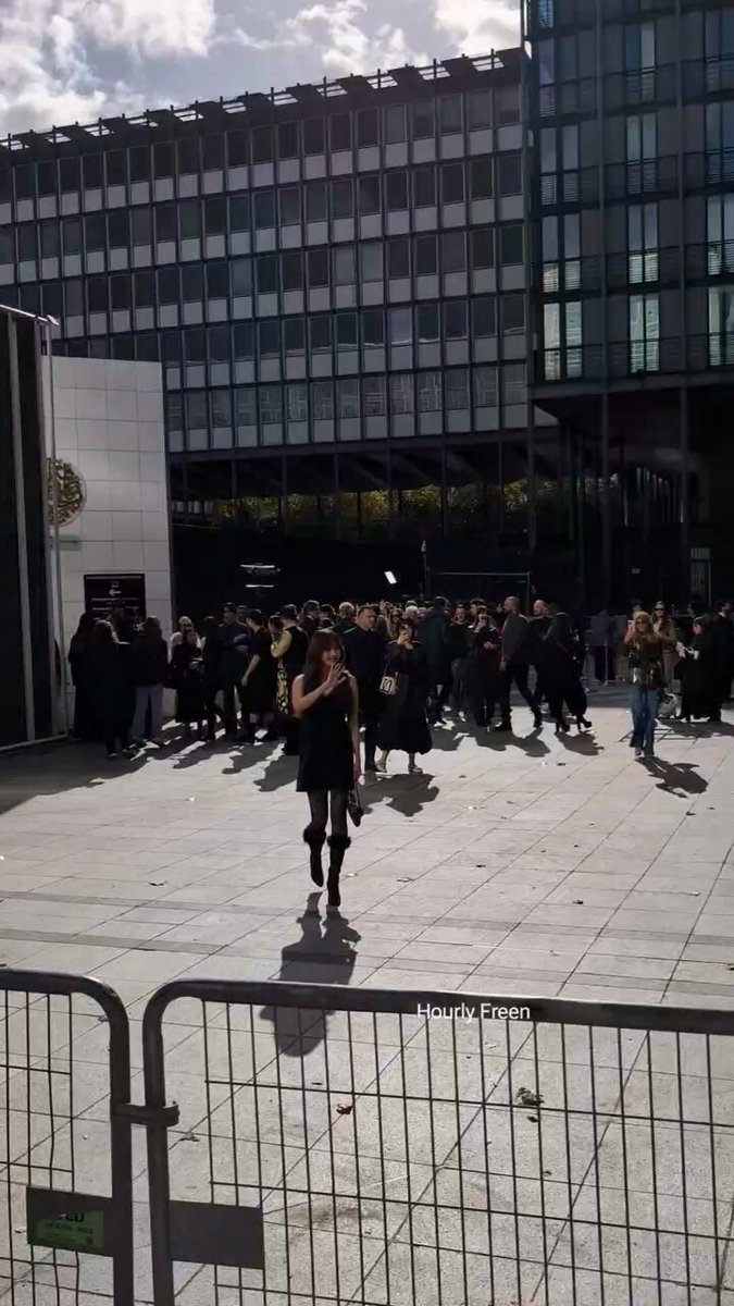 Freen Sarocha came to say hello to the many fans waiting for her at the venue. The screams are so loud! P'freen (real) Valentino MaisonValentino_TH SAROCHA BA VALENTINO PFW26 #MaisonValentinoSS26xFreen #ValentinoFireflies #srchafreen #PFW