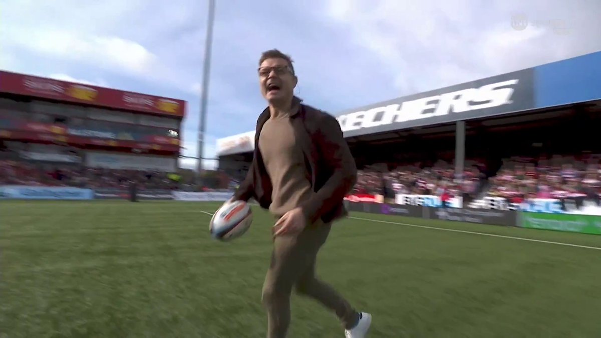 That's just showing off, Brian O'Driscoll 👏 Can still do a job in front of The Shed 😅 📺 TNT Sports &amp; discovery+ UK