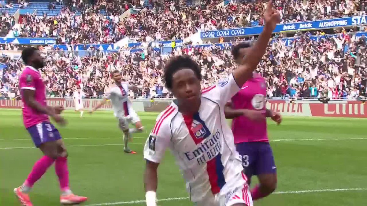Lo lindo que es el fútbol a un toque. Qué locura de gol armó Olympique de Lyon, hoy líder de la Ligue 1. Para verlo en loop. 🍿🇫🇷