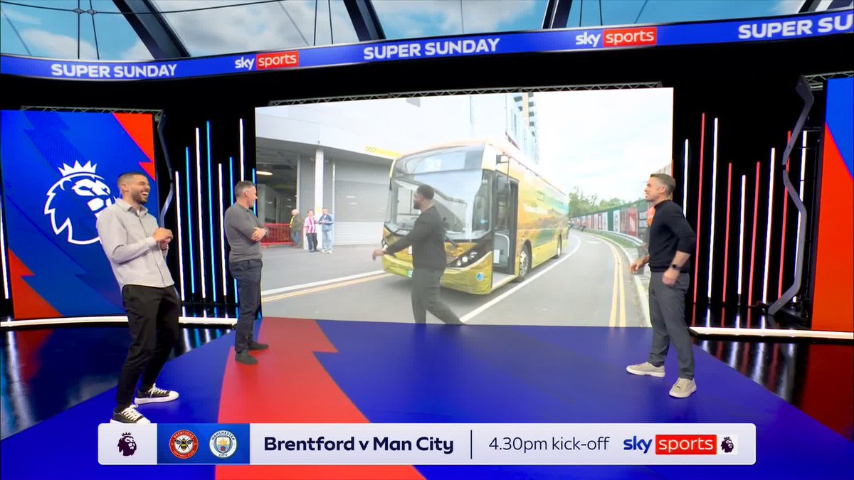 "He's looking for people to take a picture with him, look!" 🤣 Jamie Carragher Micah Richards 👀